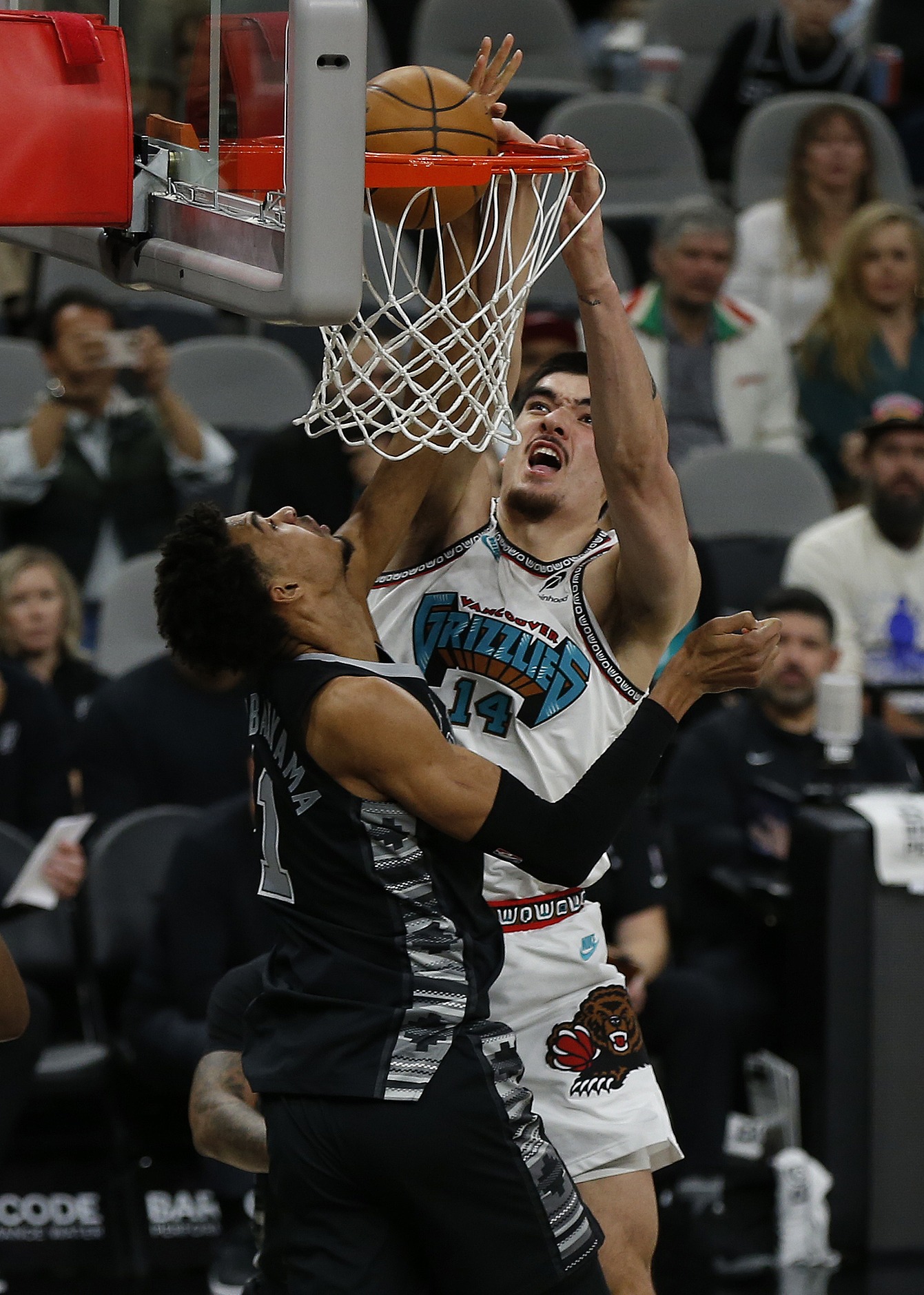 包含圣安东尼奥马刺训练开放日，转会期单刀错失引欢呼，欧超杯在即，球队文化再被提及的词条