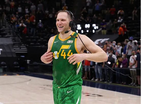 包含转会期突围战来临,里尔围绕欧超杯篮板制胜,气氛紧张,团队化学反应显著的词条 包含转会期突围战来临,里尔围绕欧超杯篮板制胜,气氛紧张,团队化学反应显著的词条